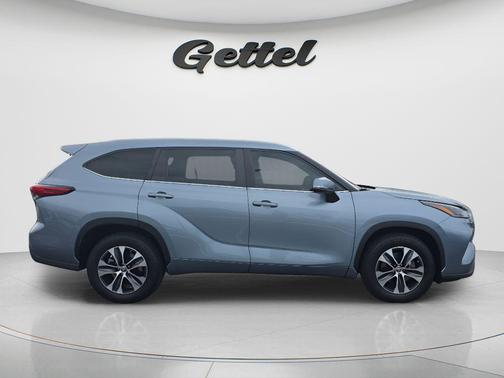 Moon Dust 2023 Toyota Highlander XLE