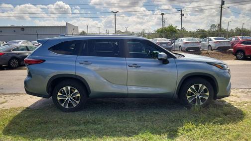 Moon Dust 2023 Toyota Highlander XLE