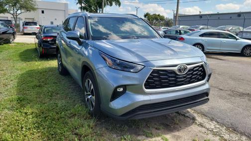 Moon Dust 2023 Toyota Highlander XLE