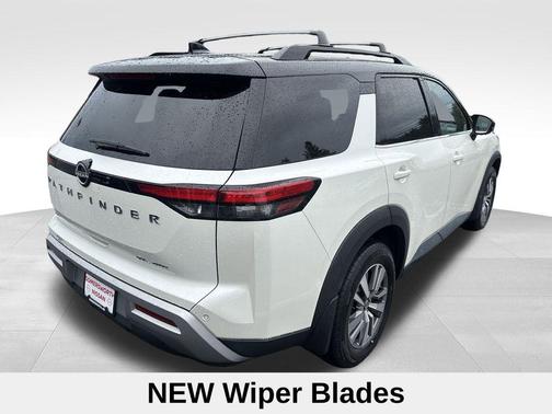 2022 Nissan Pathfinder SL