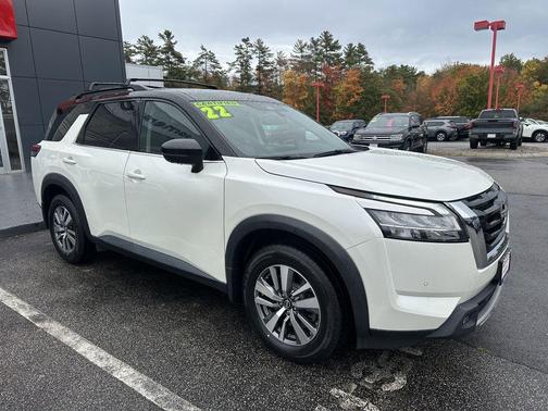 2022 Nissan Pathfinder SL