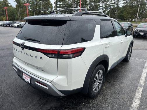 2022 Nissan Pathfinder SL
