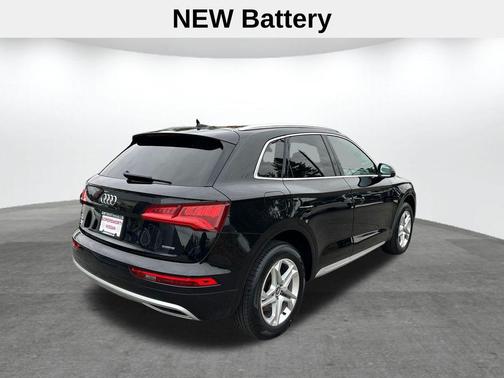 Mythos Black Metallic 2019 Audi Q5 2.0T Premium