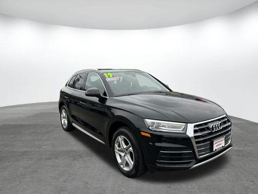 Mythos Black Metallic 2019 Audi Q5 2.0T Premium