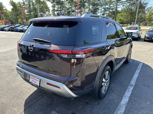 2022 Nissan Pathfinder SL