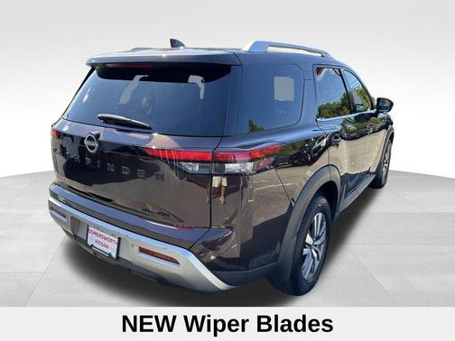 2022 Nissan Pathfinder SL