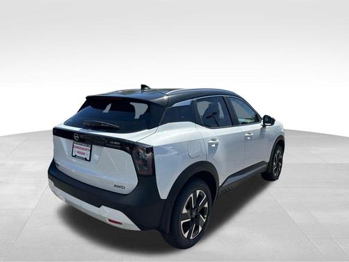 2t Wht Blk Roof 2026 Nissan Kicks SV