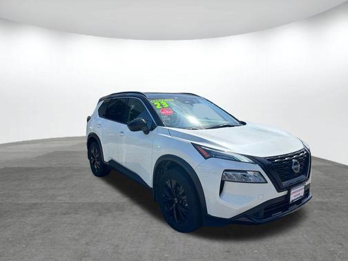 2 Tone White / Black Roof 2023 Nissan Rogue SV