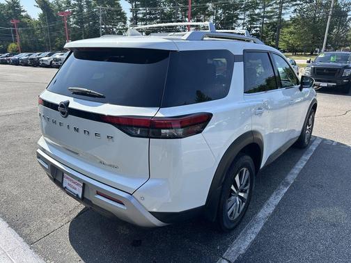 2022 Nissan Pathfinder SL
