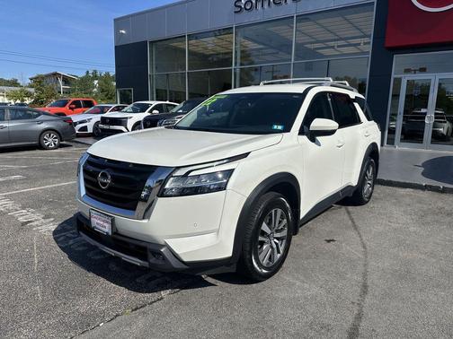 2022 Nissan Pathfinder SL