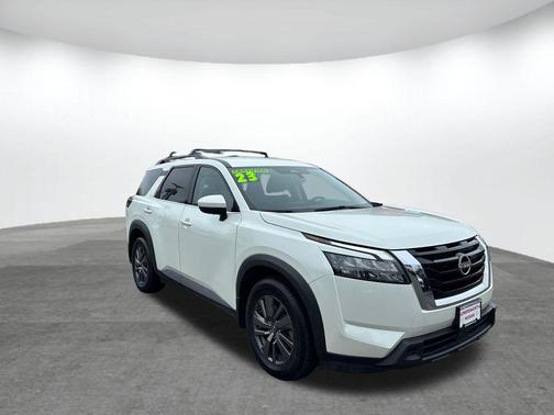 2023 Nissan Pathfinder SV
