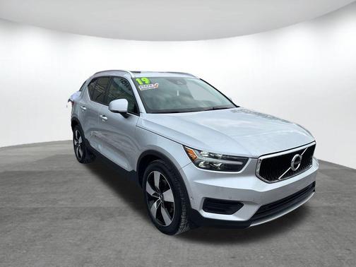 2019 Volvo XC40 T5 Momentum