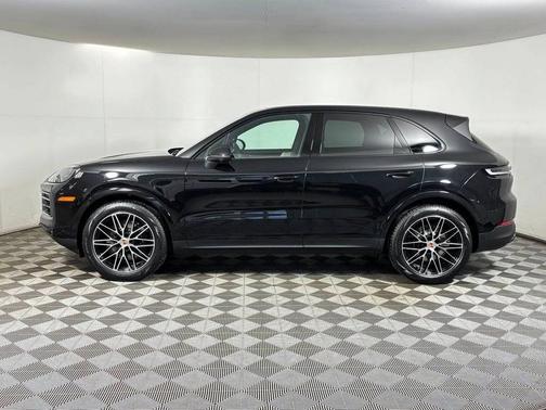 Chromite Black Metallic 2026 Porsche Cayenne