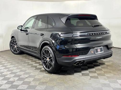 Chromite Black Metallic 2026 Porsche Cayenne