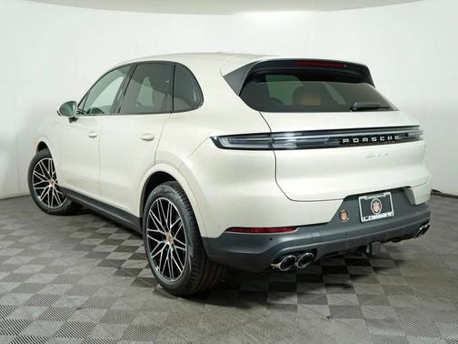 Cashmere Beige Metallic 2026 Porsche Cayenne