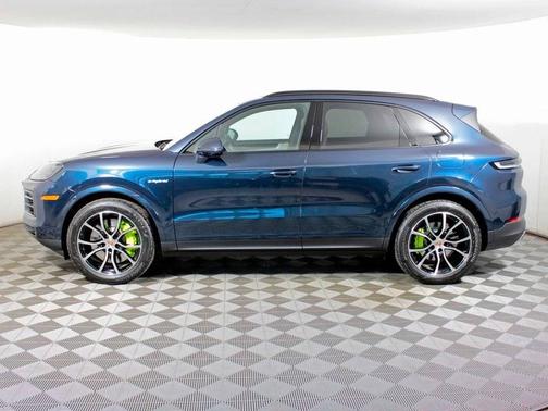 Algarve Blue Metallic 2026 Porsche Cayenne