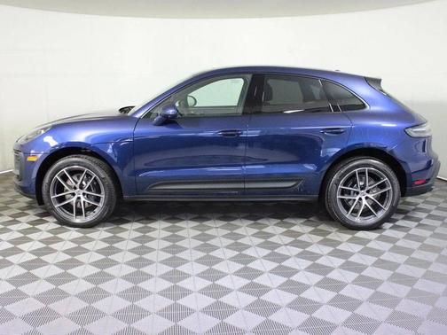 Gentian Blue Metallic 2026 Porsche Macan