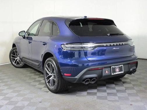 Gentian Blue Metallic 2026 Porsche Macan