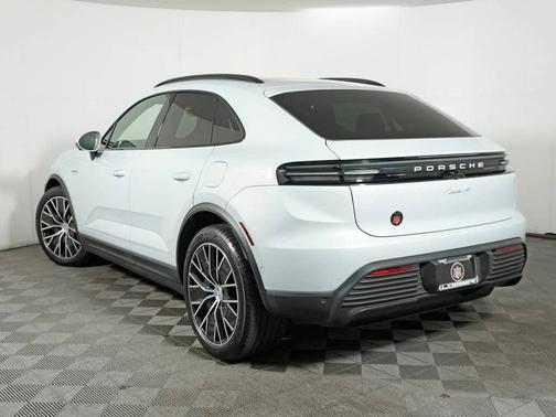 Ice Grey Metallic 2025 Porsche Macan