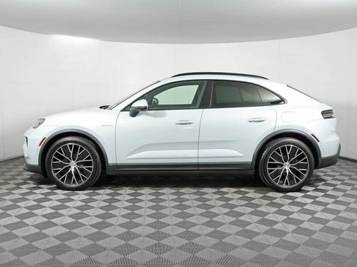 Ice Grey Metallic 2025 Porsche Macan