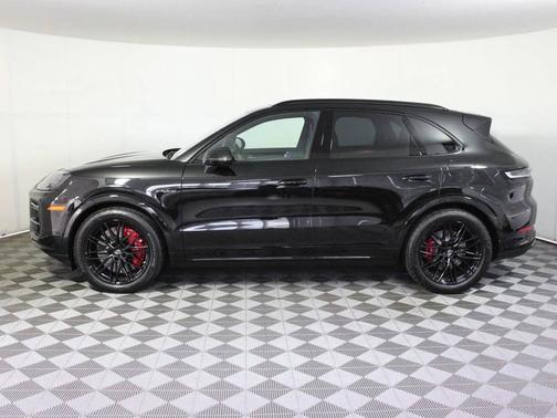 Chromite Black Metallic 2026 Porsche Cayenne