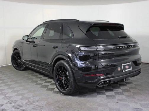 Chromite Black Metallic 2026 Porsche Cayenne