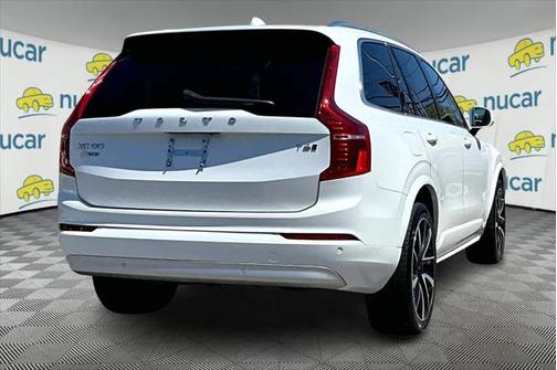 2022 Volvo XC90 T6 Momentum