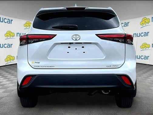 Beige 2022 Toyota Highlander XLE