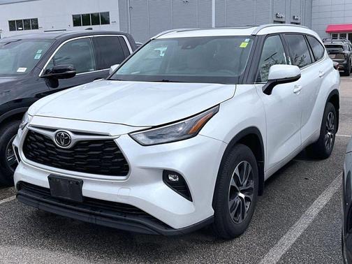 Beige 2022 Toyota Highlander XLE