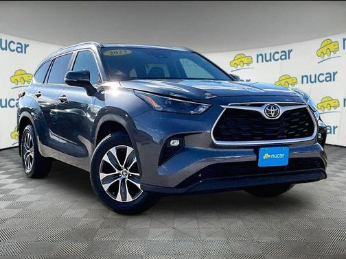 Magnetic Gray Metallic 2023 Toyota Highlander XLE
