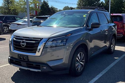 2022 Nissan Pathfinder SL 4WD