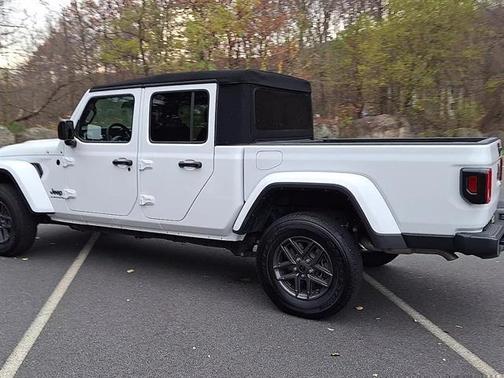 2024 Jeep Gladiator Sport