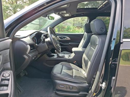 Mosaic Black Metallic 2022 Chevrolet Traverse LT Leather