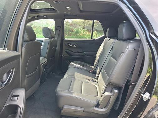 Mosaic Black Metallic 2022 Chevrolet Traverse LT Leather