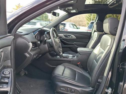 Mosaic Black Metallic 2022 Chevrolet Traverse LT Leather