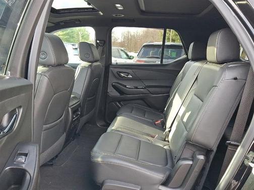 Mosaic Black Metallic 2022 Chevrolet Traverse LT Leather