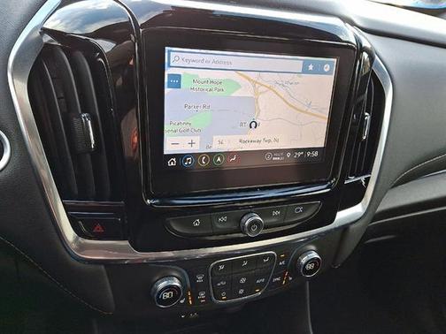 Mosaic Black Metallic 2022 Chevrolet Traverse LT Leather