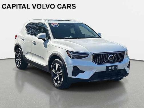 Crystal White 2025 Volvo XC40 Core