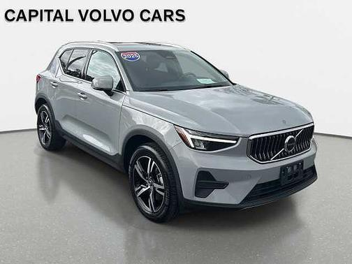 2025 Volvo XC40 Core