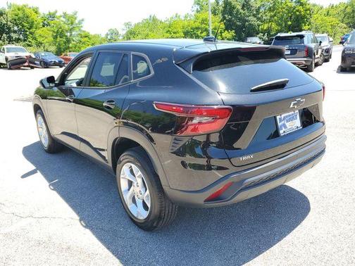 Mosaic Black Metallic 2024 Chevrolet Trax LS