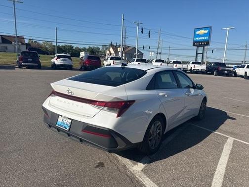 2024 Hyundai ELANTRA SEL