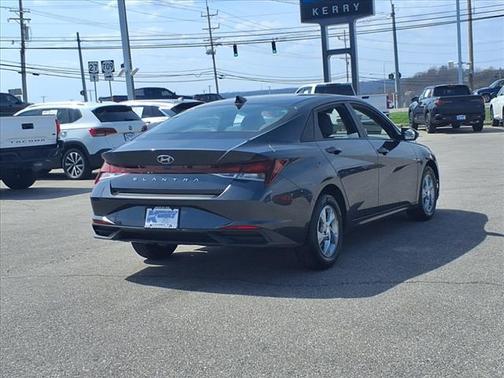 2022 Hyundai ELANTRA SE