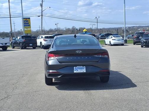 2022 Hyundai ELANTRA SE