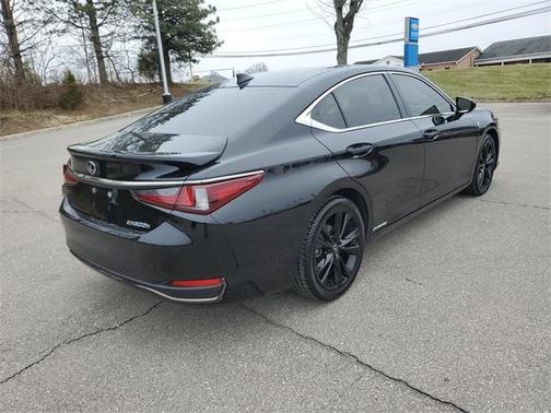 2022 Lexus ES 300h F SPORT
