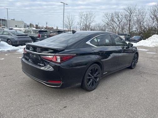 2022 Lexus ES 300h F SPORT