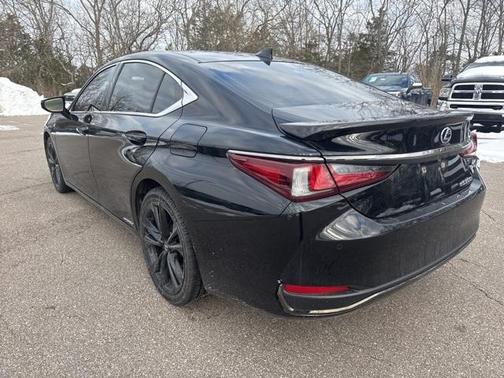 2022 Lexus ES 300h F SPORT