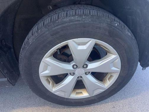 Crystal Black Silica 2016 Subaru Forester 2.5i