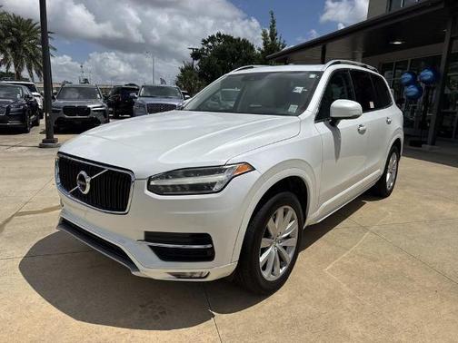 Crystal White Pearl 2017 Volvo XC90 T6 MOMENTUM