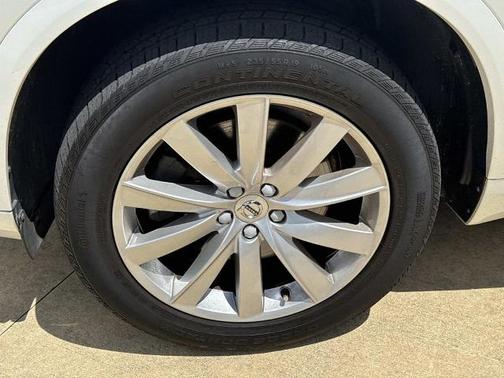 Crystal White Pearl 2017 Volvo XC90 T6 MOMENTUM