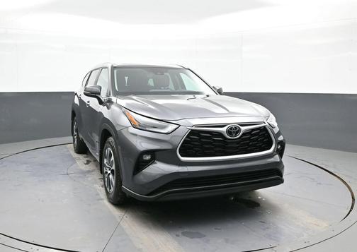 Magnetic Gray Metallic 2025 Toyota Highlander Hybrid XLE